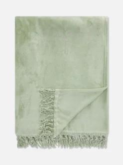 Duża miękka narzuta z frędzlami przy obszyciu