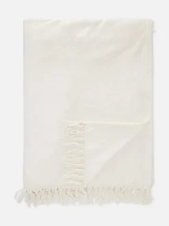 Duża miękka narzuta z frędzlami przy obszyciu