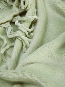 Duża miękka narzuta z frędzlami przy obszyciu