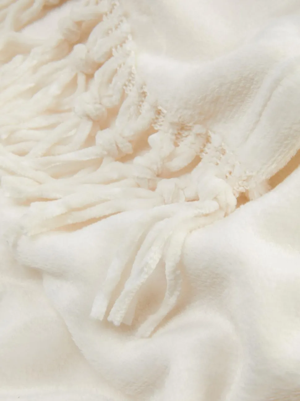 Duża miękka narzuta z frędzlami przy obszyciu