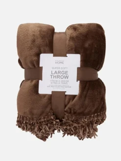 Duża miękka narzuta z frędzlami przy obszyciu