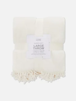Duża miękka narzuta z frędzlami przy obszyciu