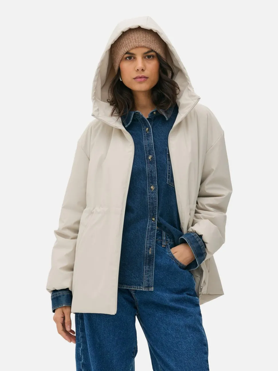 Długa kurtka przeciwdeszczowa