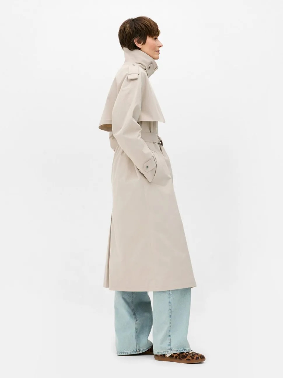 Długi prochowiec z paskiem