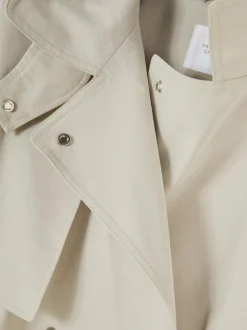 Długi prochowiec z paskiem