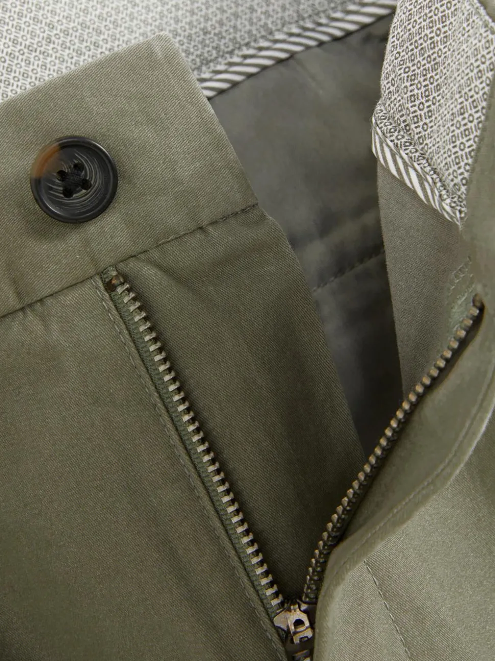 Elastyczne chinosy o kroju slim