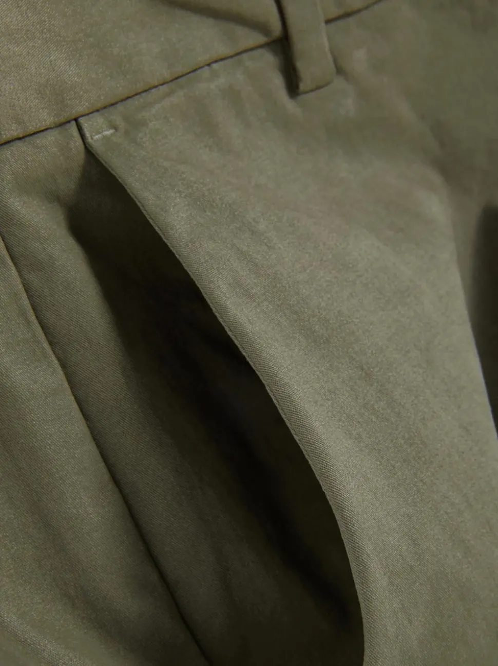 Elastyczne chinosy o kroju slim