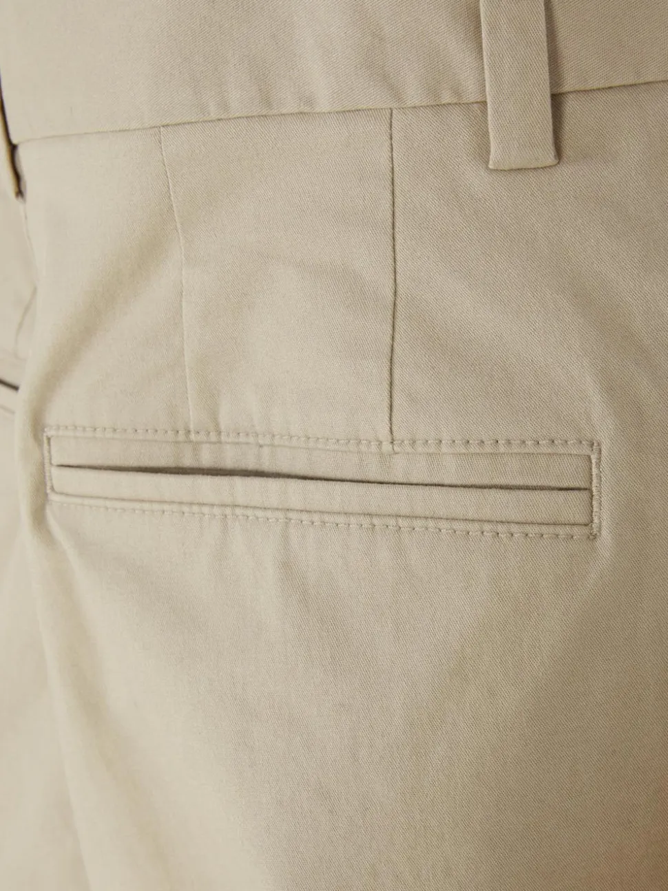 Elastyczne chinosy z prostymi nogawkami