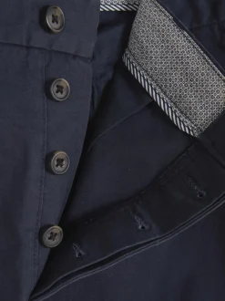 Elastyczne chinosy z prostymi nogawkami