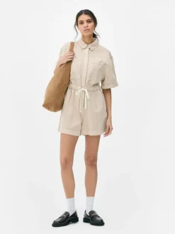 Funkcjonalny kombinezon z wiązaniem w talii