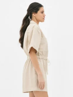 Funkcjonalny kombinezon z wiązaniem w talii