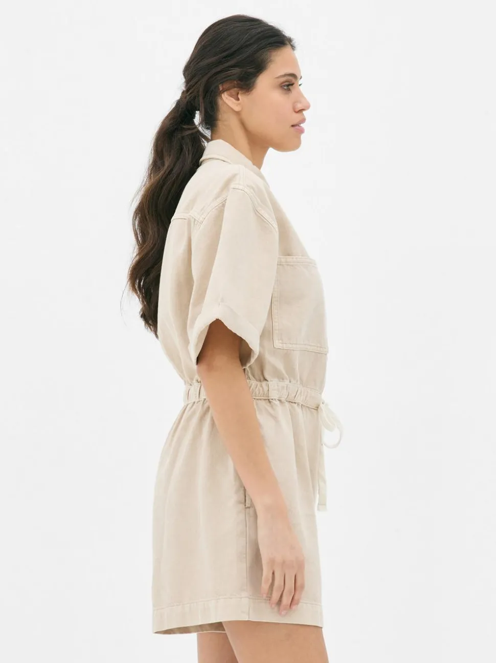 Funkcjonalny kombinezon z wiązaniem w talii