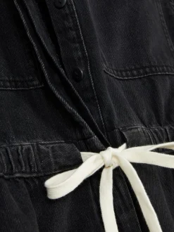 Funkcjonalny kombinezon z wiązaniem w talii