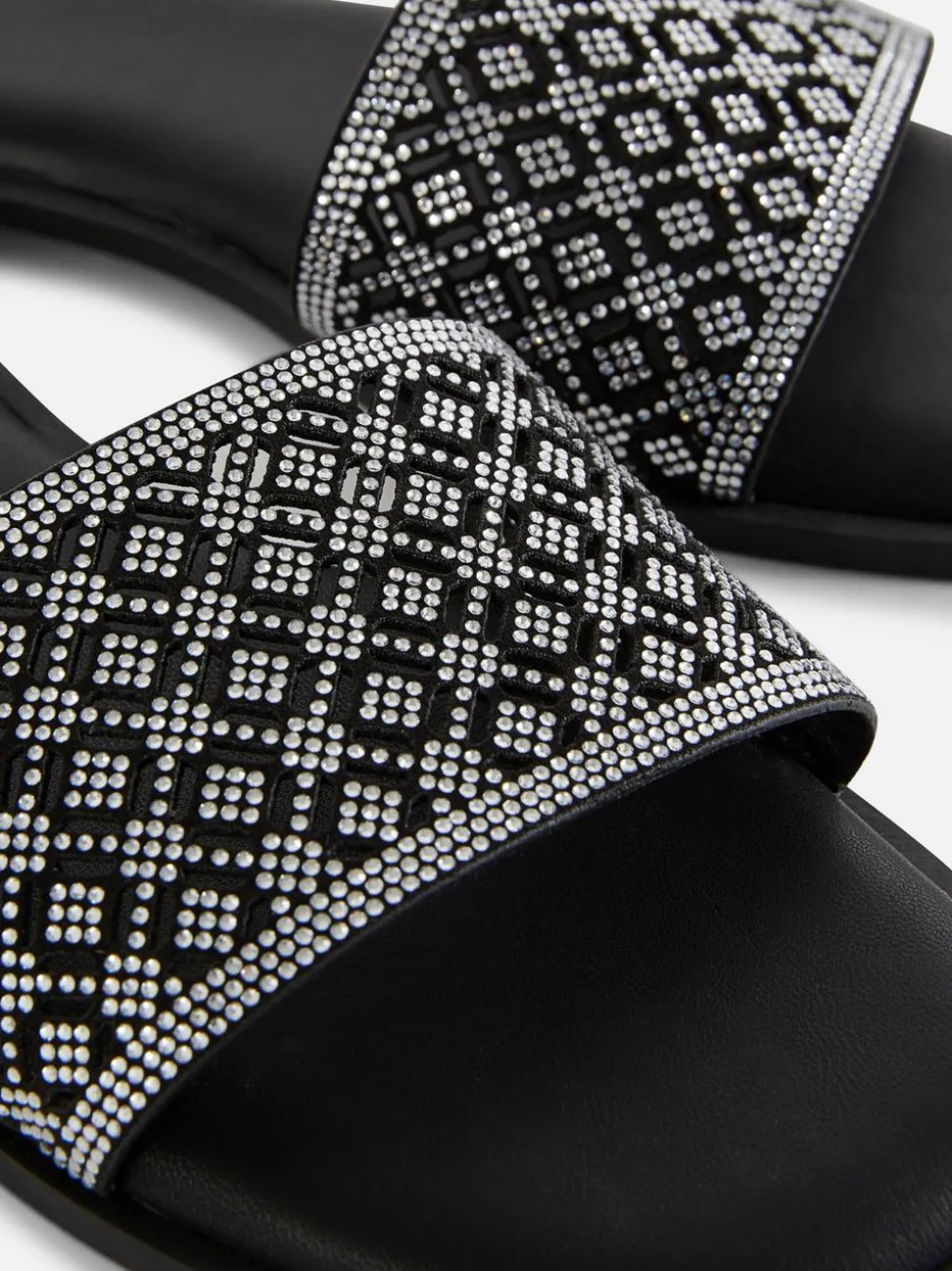 Geometryczne sandały bez pięty z wycięciami