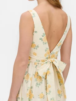 Gorsetowa sukienka midi bez rękawów