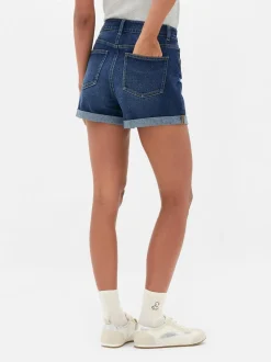 Jeansowe spodenki z podwiniętymi nogawkami