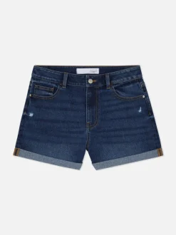 Jeansowe spodenki z podwiniętymi nogawkami