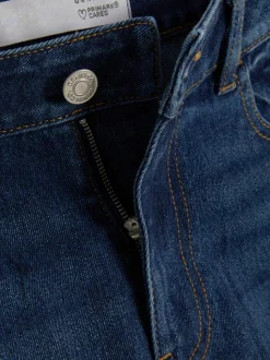 Jeansowe spodenki z podwiniętymi nogawkami