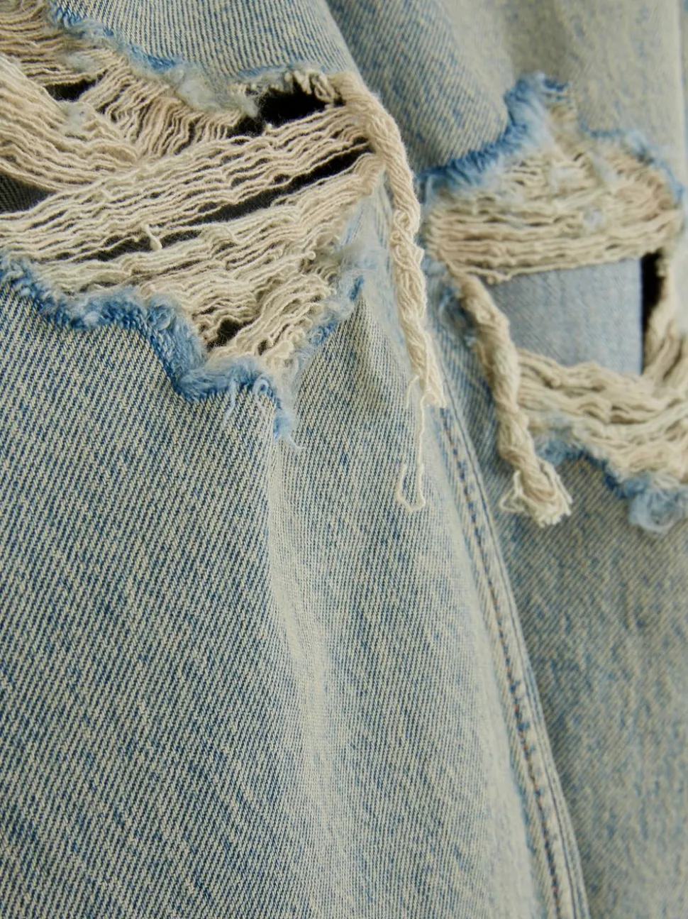 Jeansy typu mom z rozdarciami