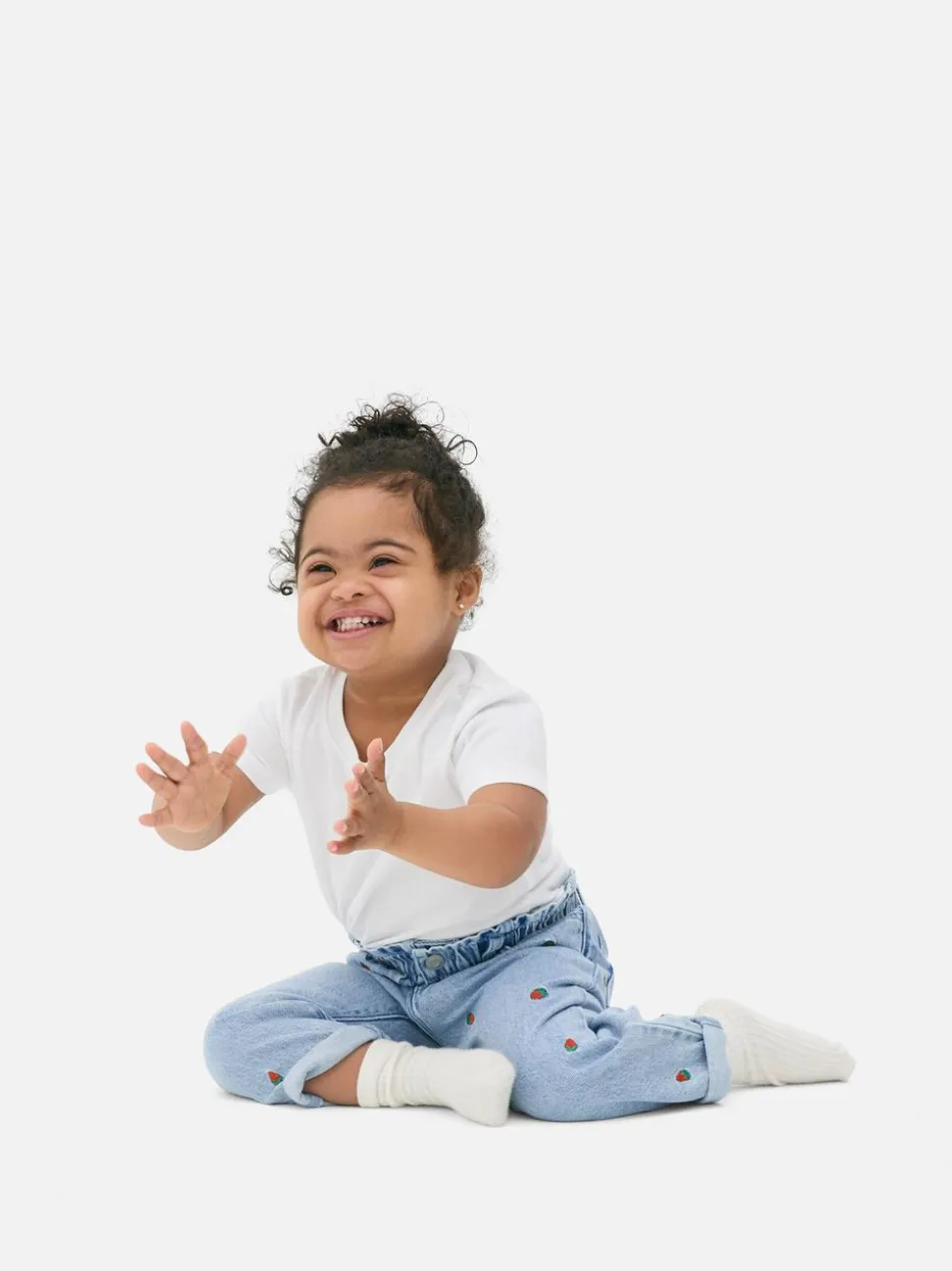 Jeansy z haftem w truskawki