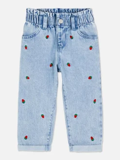 Jeansy z haftem w truskawki