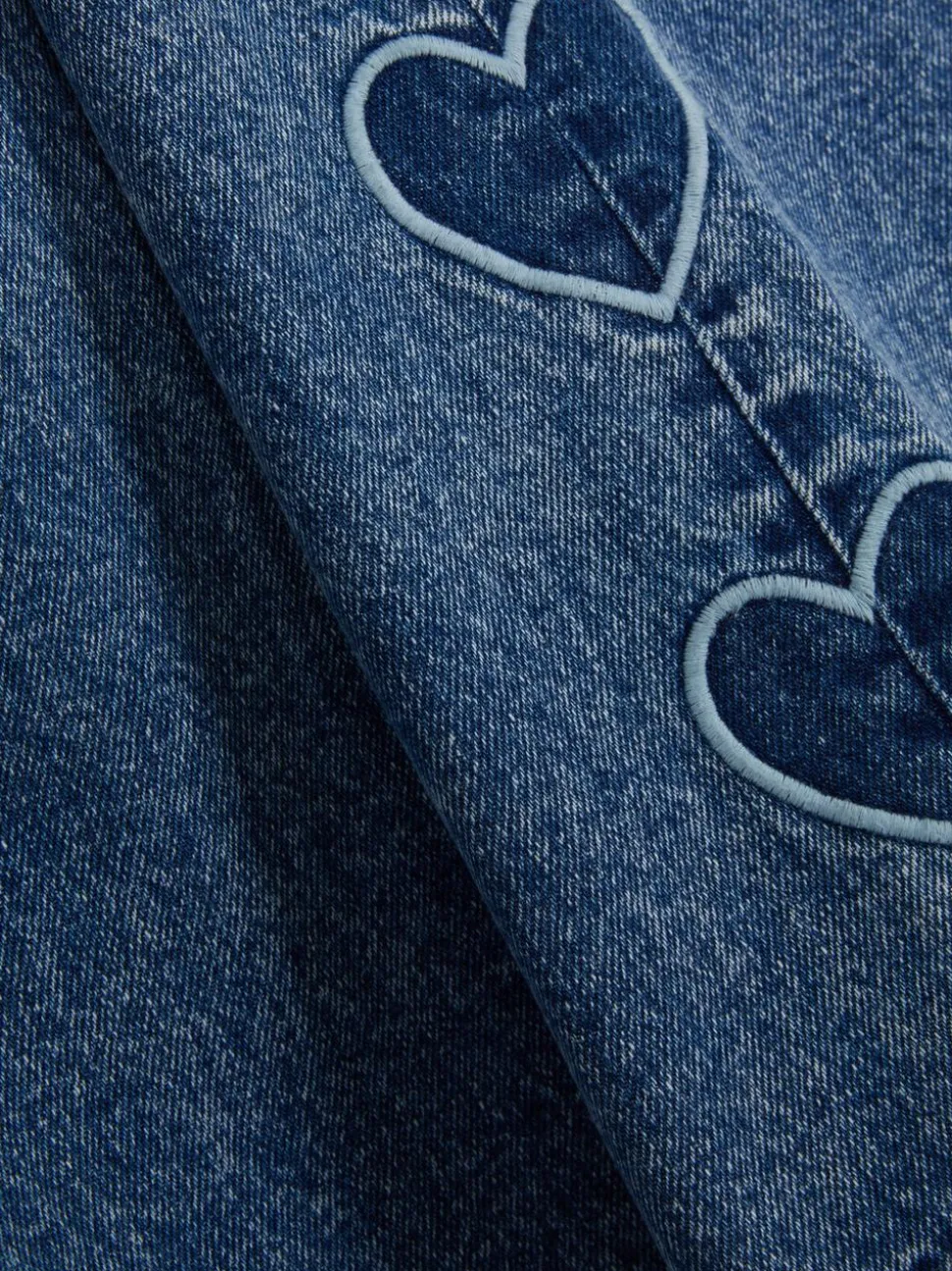 Jeansy z haftowanymi sercami