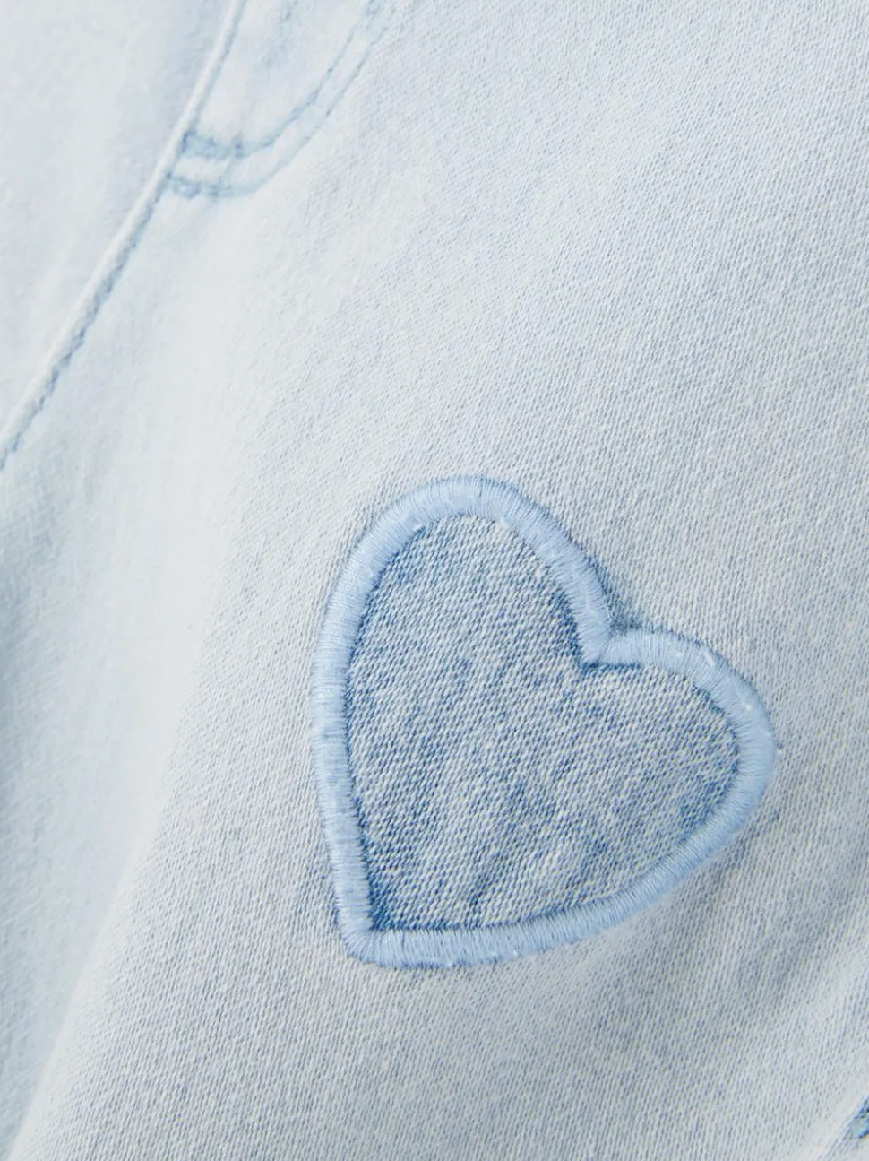 Jeansy z rozszerzaną nogawką