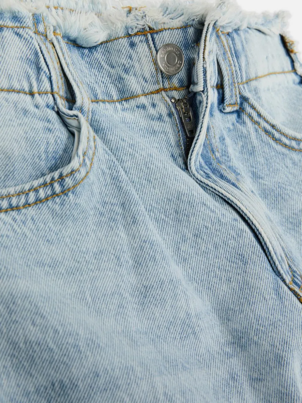 Jeansy z szeroką nogawką i postrzępionym obszyciem