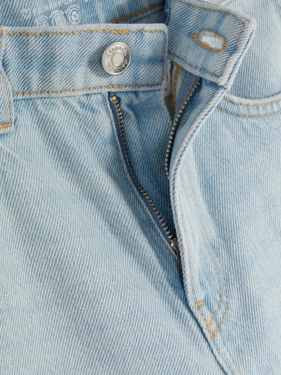 Jeansy z szerokimi nogawkami