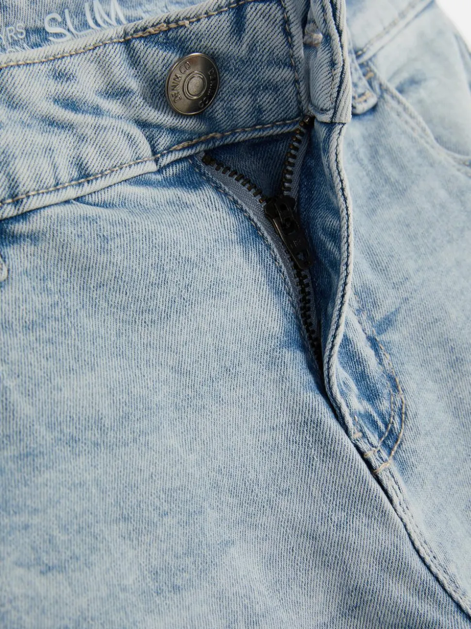 Jeansy z wąską nogawką