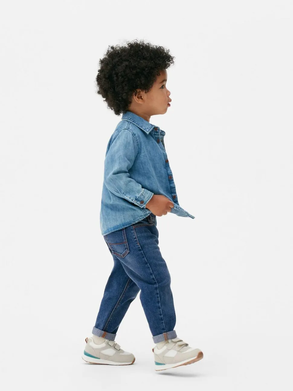 Jeansy z wywiniętą nogawką