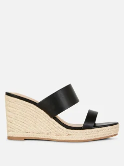 Klapki mule na koturnie z paskiem ze sztucznej skóry