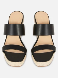 Klapki mule na koturnie z paskiem ze sztucznej skóry