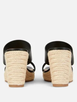 Klapki mule na koturnie z paskiem ze sztucznej skóry