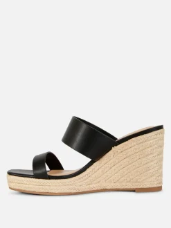 Klapki mule na koturnie z paskiem ze sztucznej skóry