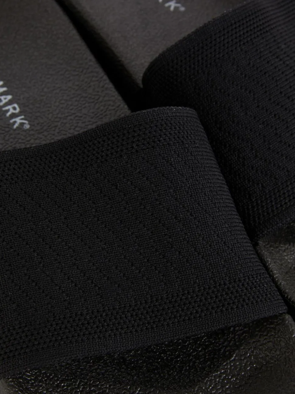 Klapki na basen z szydełkowym wzorem