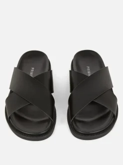 Klapki ze skrzyżowanymi paskami