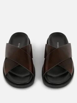 Klapki ze skrzyżowanymi paskami