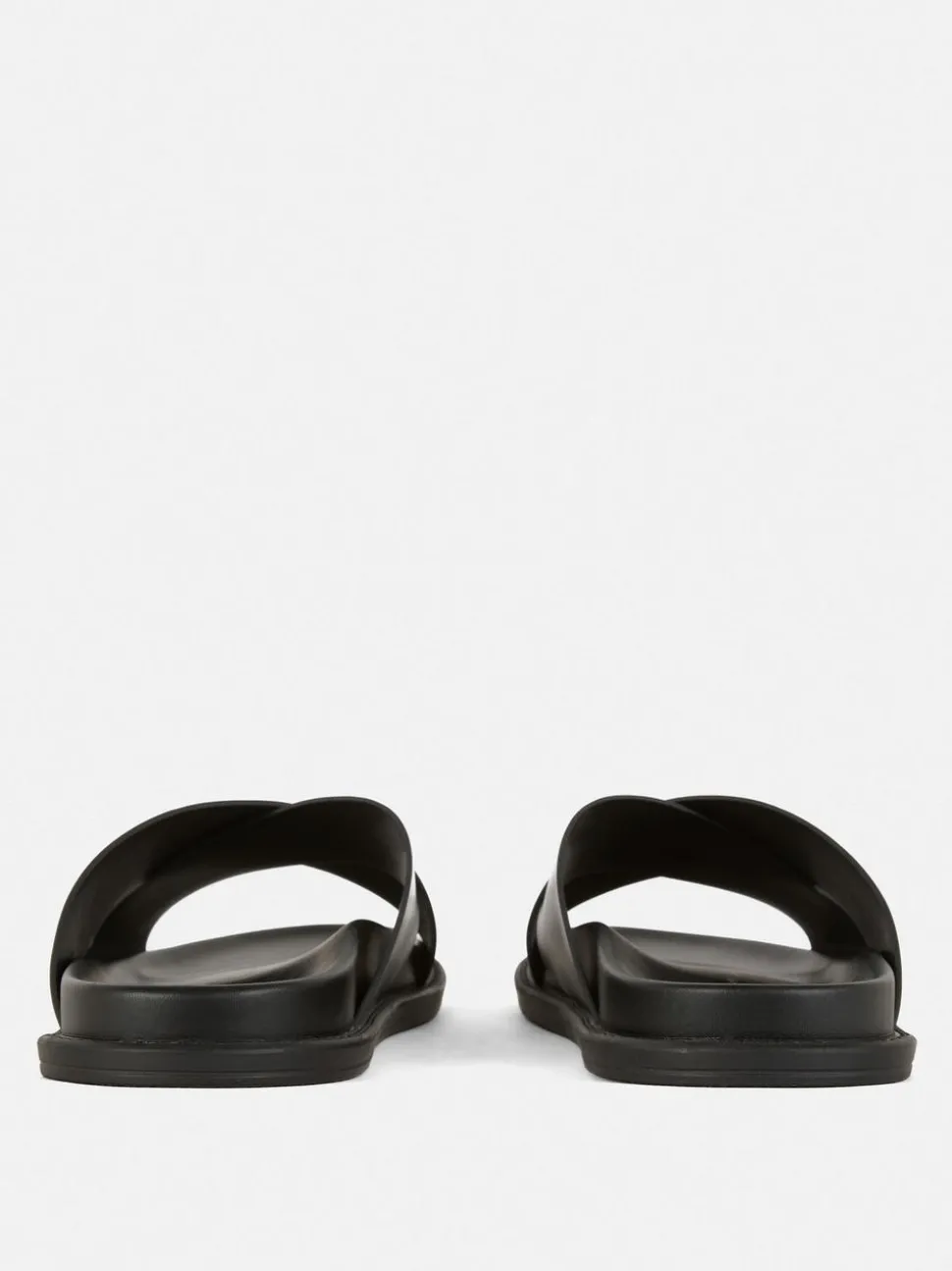 Klapki ze skrzyżowanymi paskami