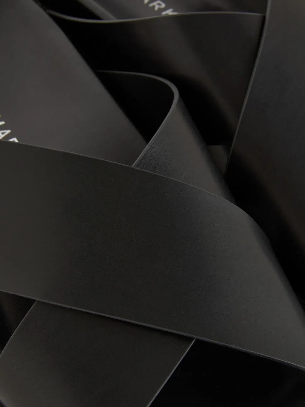 Klapki ze skrzyżowanymi paskami