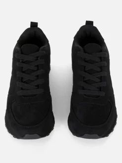 Klasyczne sznurowane buty sportowe