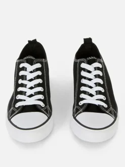 Klasyczne sznurowane buty sportowe z płócienną niską cholewką