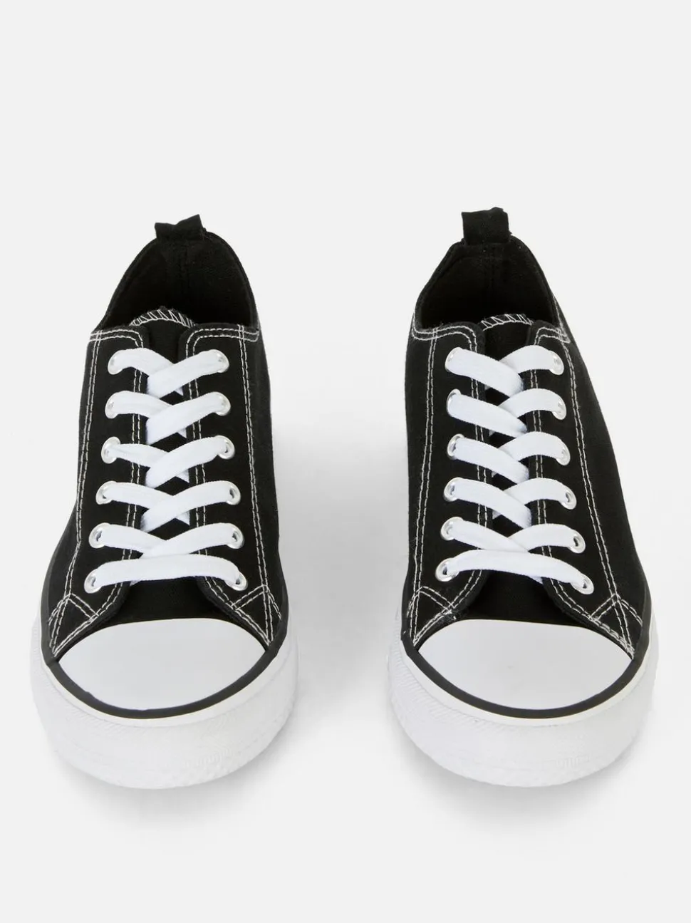 Klasyczne sznurowane buty sportowe z płócienną niską cholewką