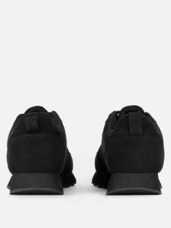 Klasyczne sznurowane buty sportowe