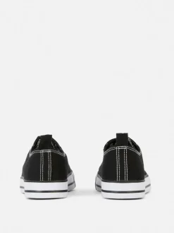 Klasyczne sznurowane buty sportowe z płócienną niską cholewką