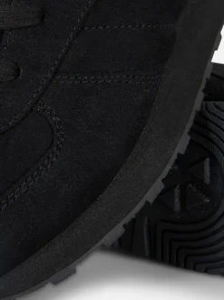 Klasyczne sznurowane buty sportowe