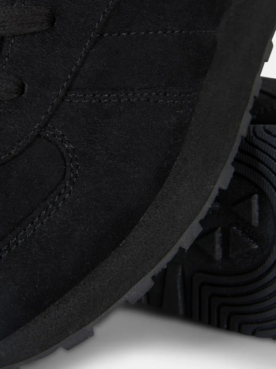 Klasyczne sznurowane buty sportowe