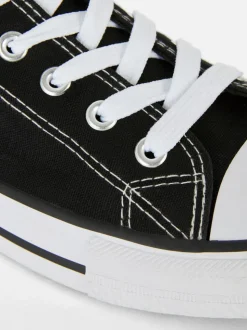 Klasyczne sznurowane buty sportowe z płócienną niską cholewką