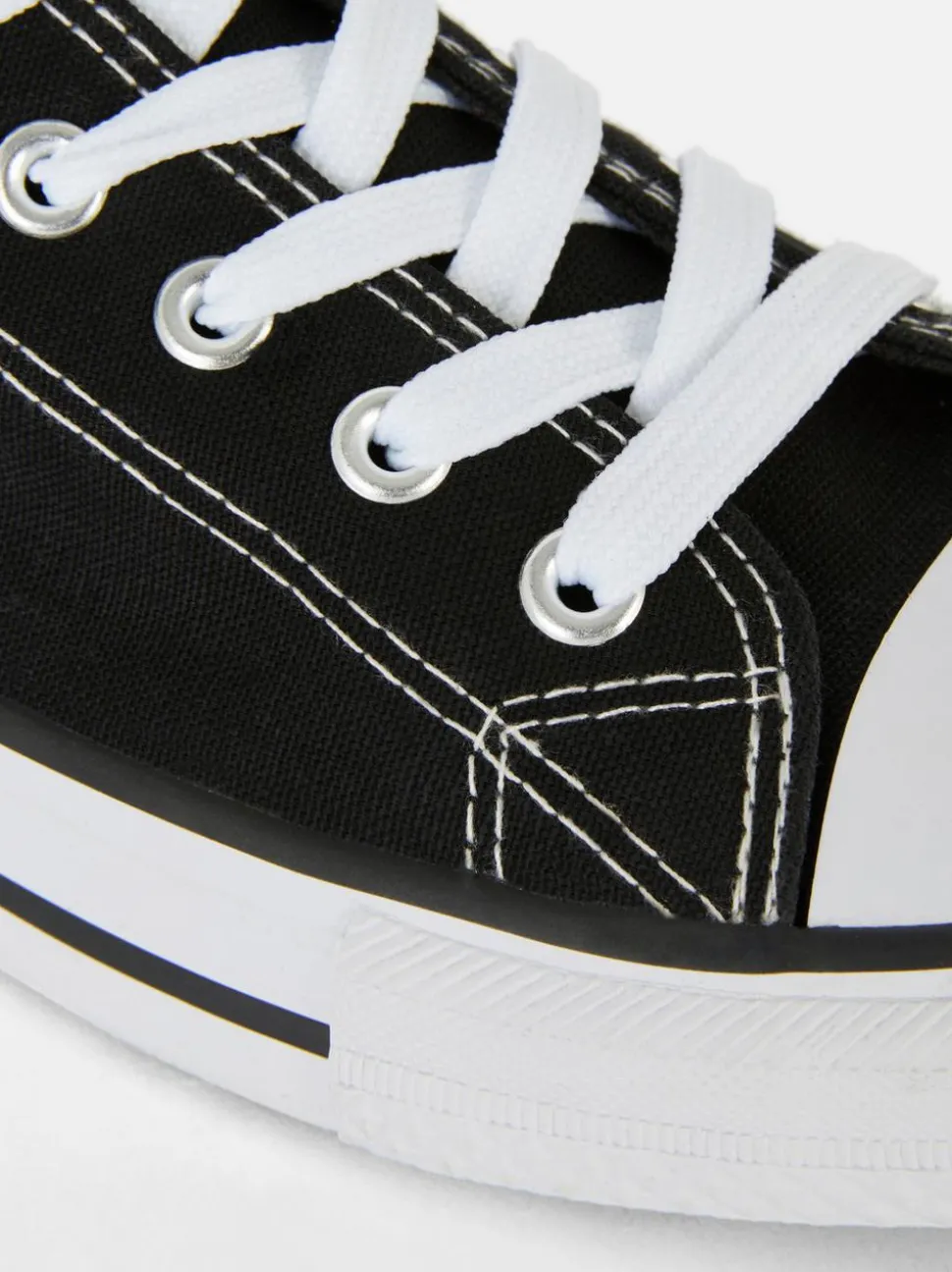 Klasyczne sznurowane buty sportowe z płócienną niską cholewką