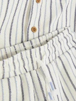 Komplet z dzianinową koszulą na guziki i szortami